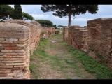 06690 ostia - regio iv - insula v - edificio (iv,v,7) (re und li) - vicolo del dioniso - bli ri sueden.jpg